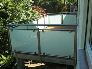 Balkon mit EdelstahlgelÃ¤nder und GlasfÃ¼llung